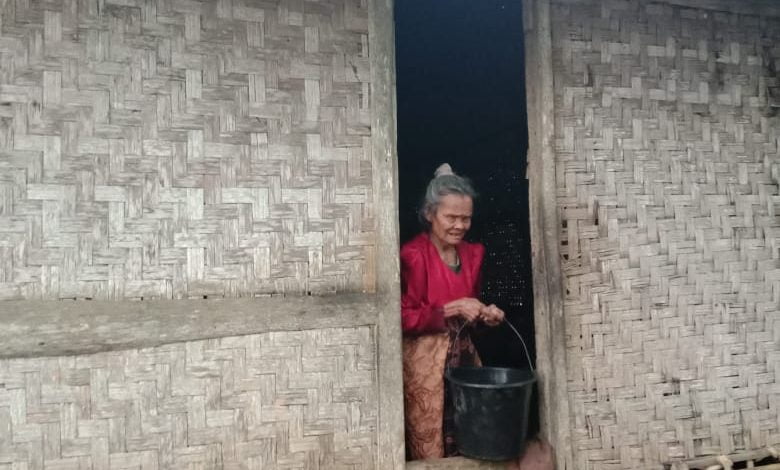 Nenek Nasih Hidup Sebatang Kara Diami Gubuk Nyaris Ambruk Nenek Nasih Hidup Sebatang Kara Diami Gubuk Nyaris Ambruk