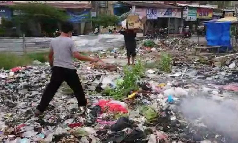 Petugas UPTD Pasar Ciranjang Tangkap Tangan Orang Buang Sampah Di Lahan Bekas Pasar