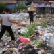 Petugas UPTD Pasar Ciranjang Tangkap Tangan Orang Buang Sampah Di Lahan Bekas Pasar