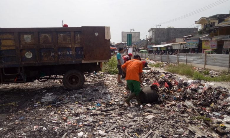 UPTD Pasar Ciranjang Evakuasi Sampah