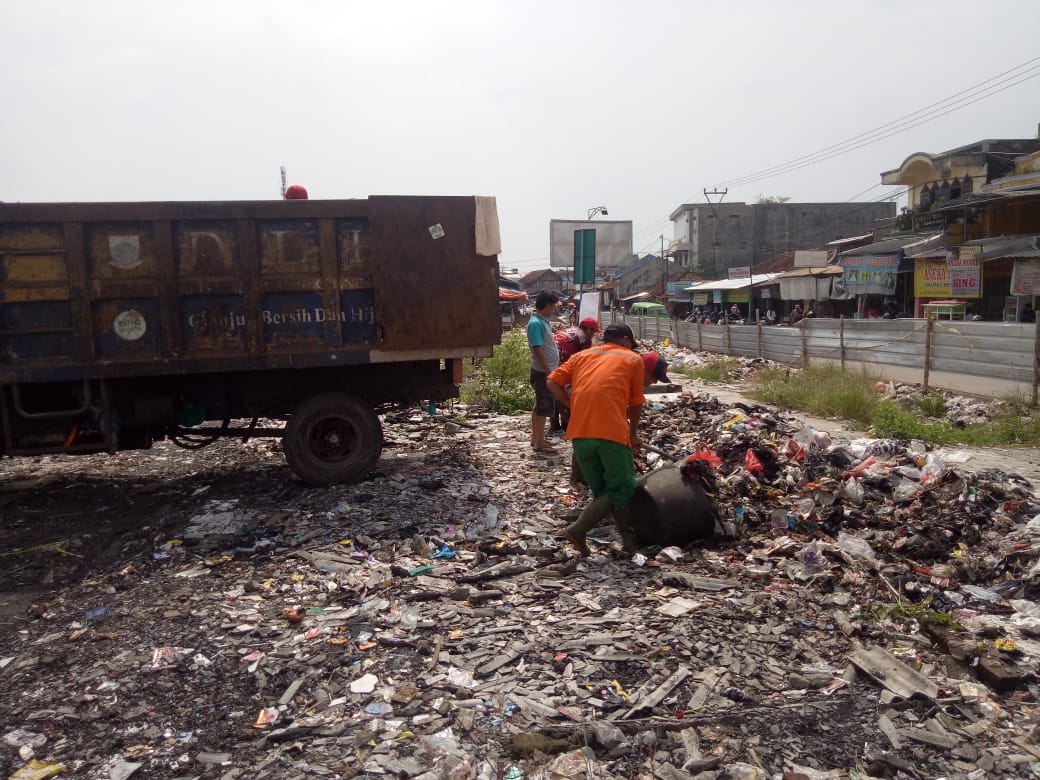 UPTD Pasar Ciranjang Evakuasi Sampah