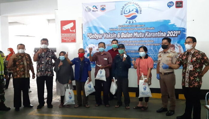 Habis Divaksin Lansia di Cimahi Dibagi Ikan Segar