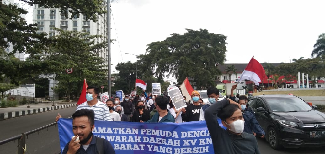 Aliansi Pemuda dan Mahasiswa Jawa Barat Bersatu Berorasi Depan Gedung Sate
