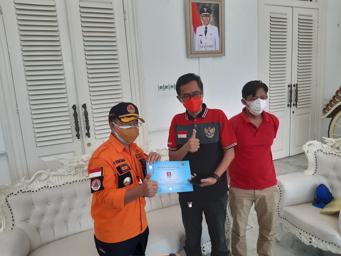 Bupati Cianjur Menyerahkan Sertifikat Kompetensi Wartawan