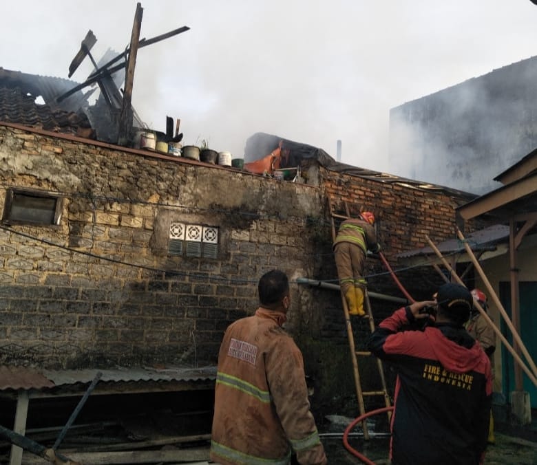 Damkar Berhasil Jinakan Kebakaran di Dayeuhluhur, 2 Rumah Hangus