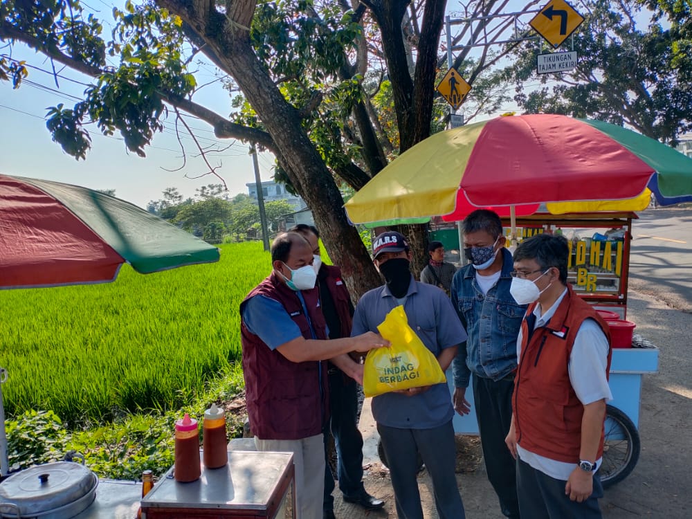 Disperindag Jabar Bawa Sembako untuk 65 Orang Warga Ciranjang
