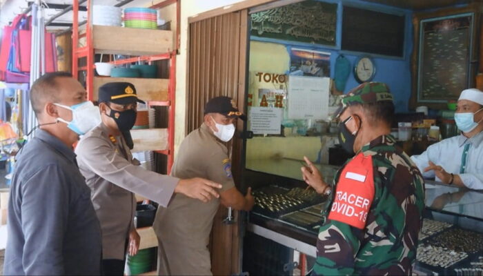Lima Toko di Pasar Dermaga Cianjur Ditutup Aparat