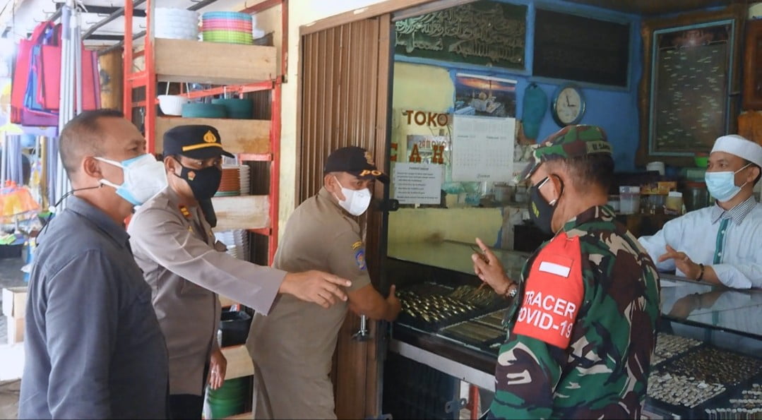 Lima Toko di Pasar Dermaga Cianjur Ditutup Aparat