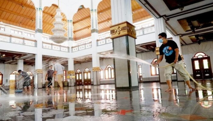 Bupati Herman dan ASN Kompak Bersihkan Masjid Agung Cianjur