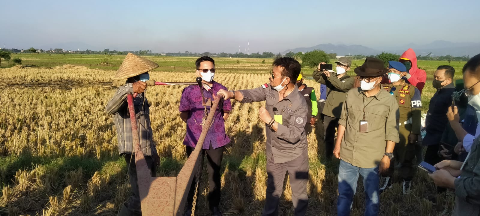 Menteri Pertanian Syahrul Yasin Limpo Panen Padi di Kab Bandung