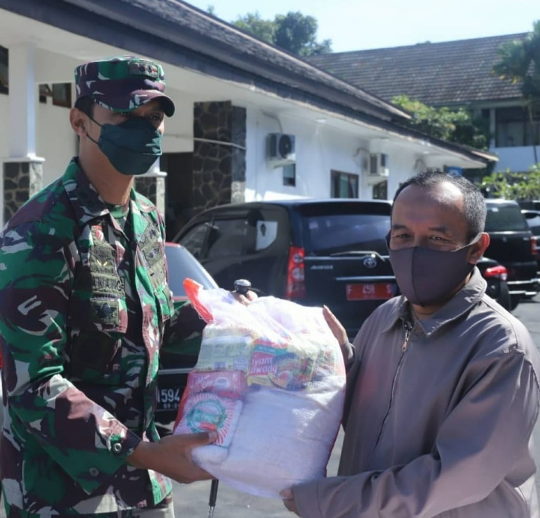 Pedagang Kota Sukabumi Mendapat Paket Sembako