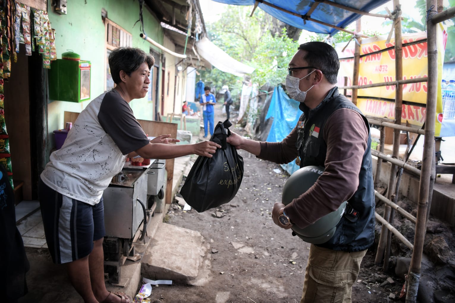 Ridwan Kamil Bagi Bansos