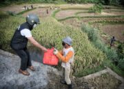 Blusukan Lagi, Emil Bagi Sembako di Cianjur dan Bogor