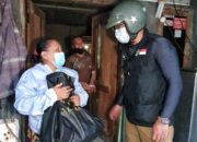 Ridwan Kamil Blusukan Bagi Sembako Warga