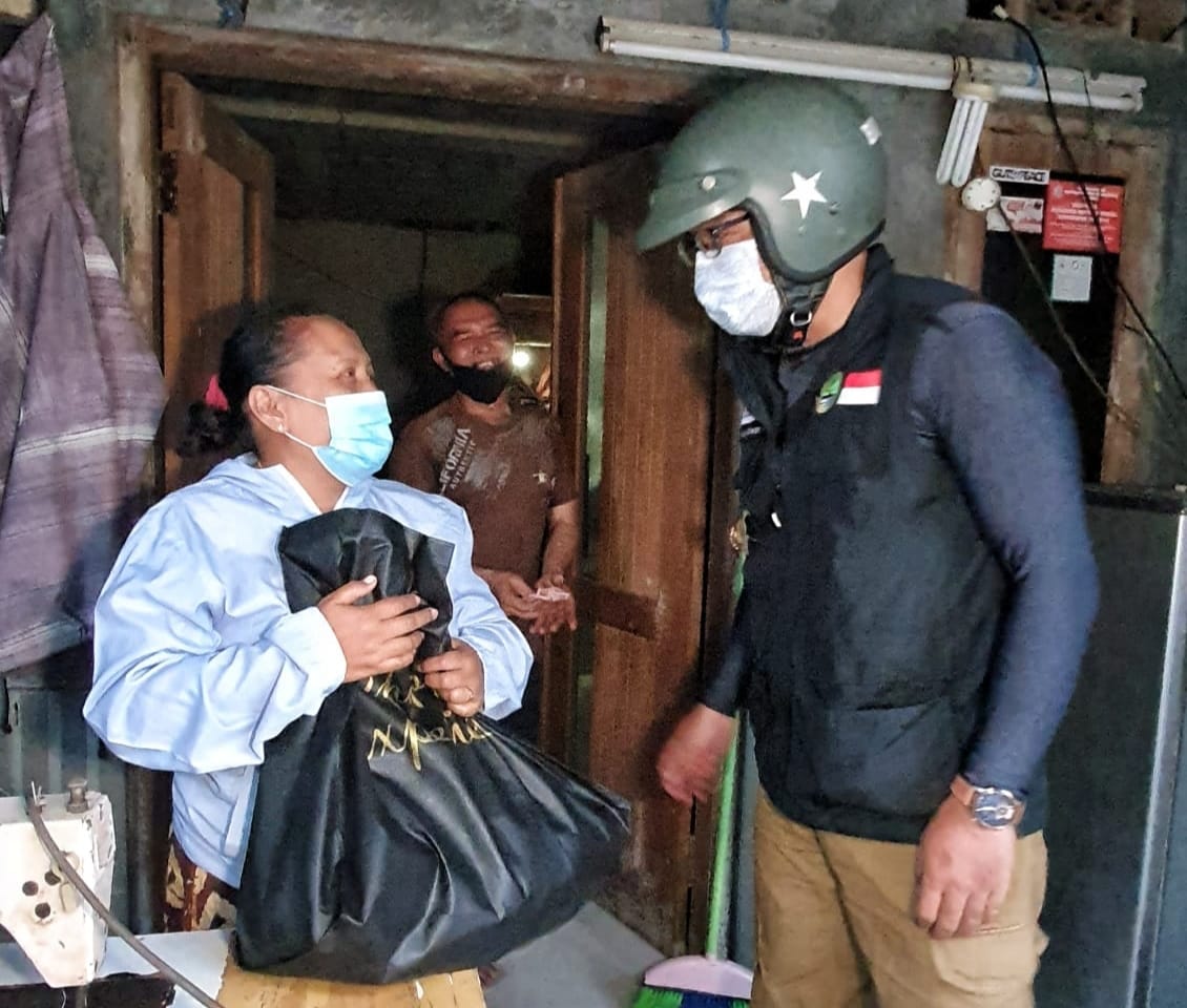 Ridwan Kamil Blusukan Bagi Sembako Warga