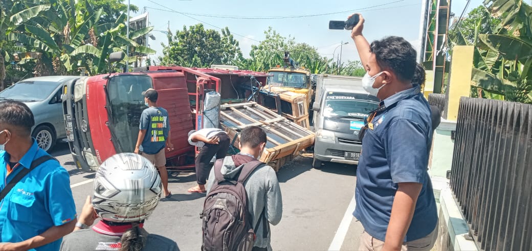 Ugal ugalan Truk Tabrak Mobil Boks