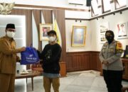 Fahmi Serahkan Bansos untuk PKL, Tukang Becak dan Tukang Delman
