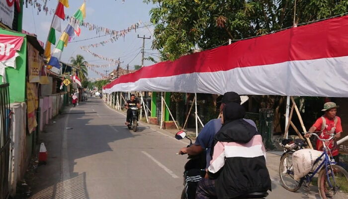 Bendera Merah Putih 120 Meter Terbentang di Kampung Dermaga Cianjur