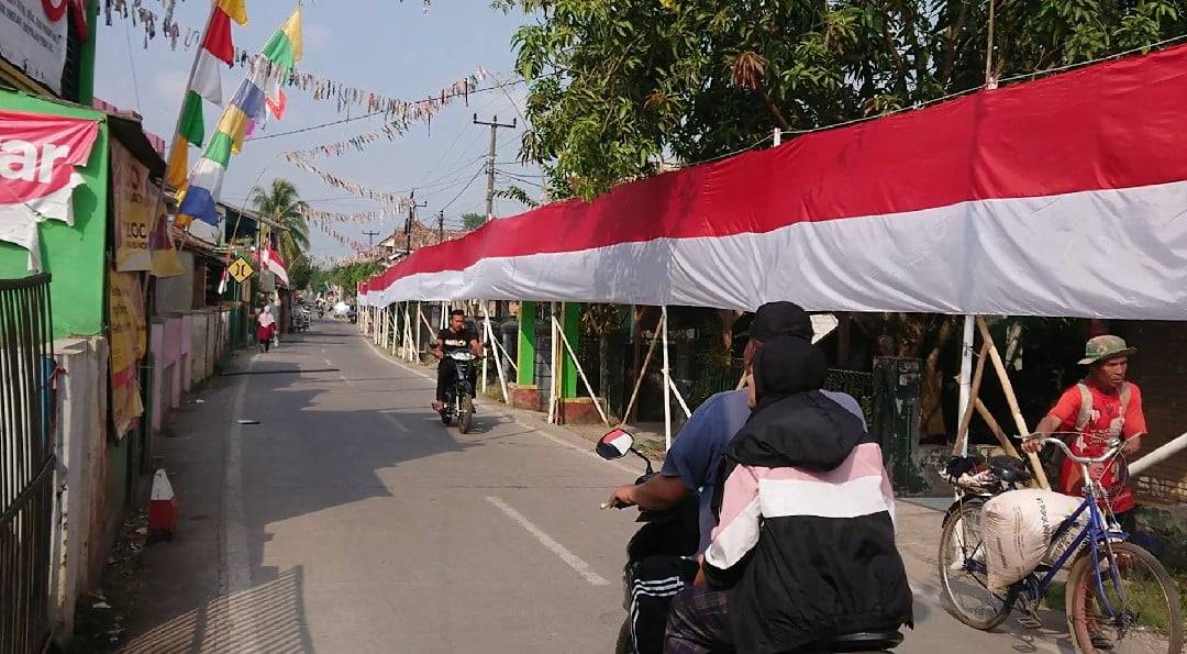 Bendera Merah Putih 120 Meter Terbentang di Kampung Dermaga Cianjur