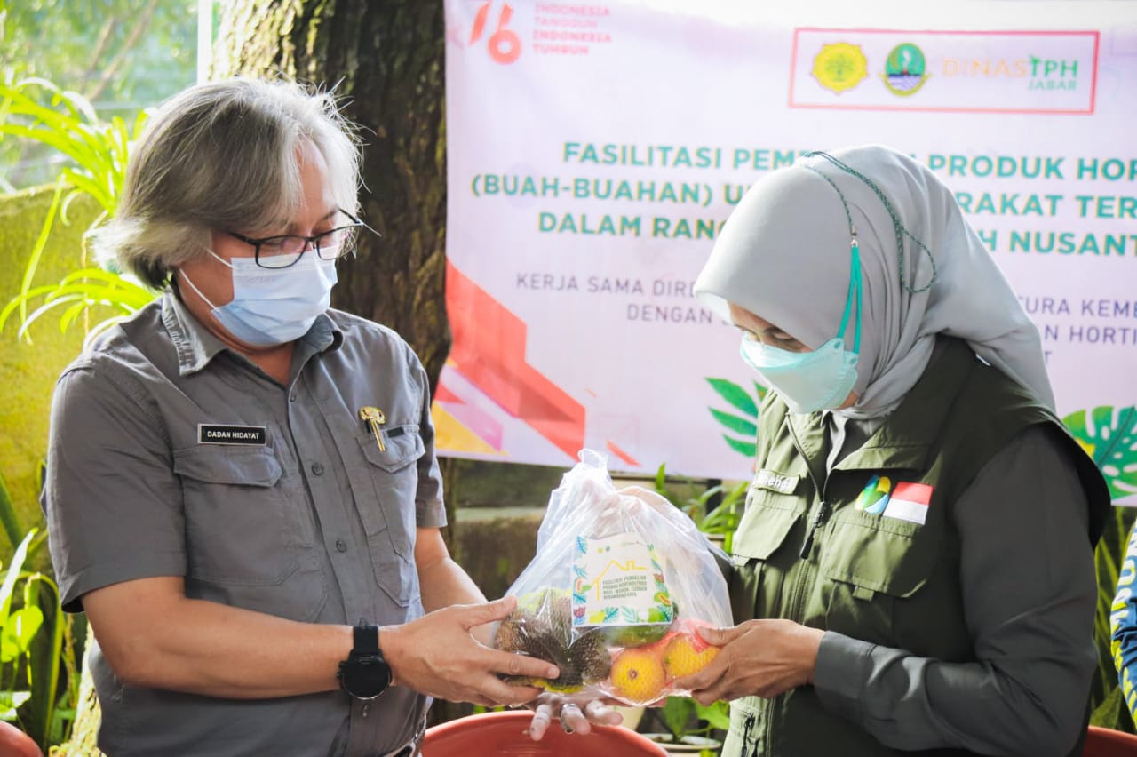 Dinas TPH Jabar Salurkan 400 Paket Buah untuk Pasien COVID 19 Isoman 1