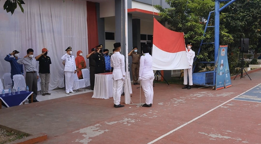 Forkopimcam Bojongpicung Gelar Upacara Bendera Merah Putih di SMKN 1