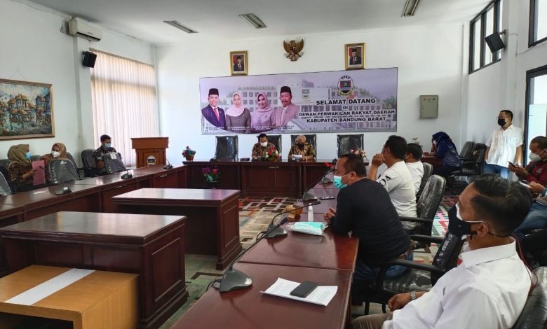 Forum Masyarakat Bandung Utara (Forbat) Berunjuk Rasa Forum Masyarakat Bandung Utara (Forbat) berunjuk rasa