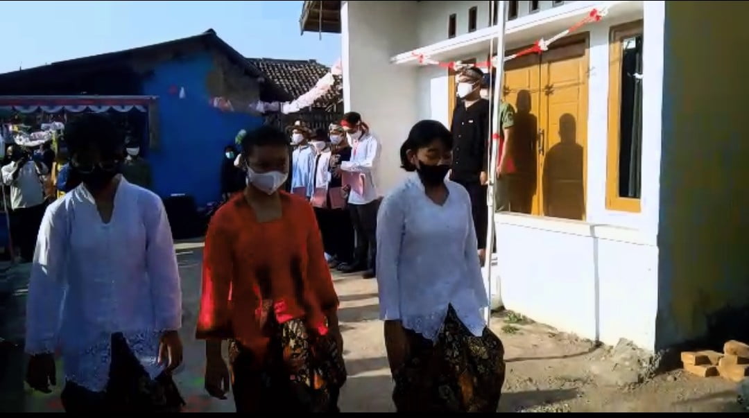 Gelar Upacara HUT RI Ke 76 di Bantaran Irigasi Sekunder