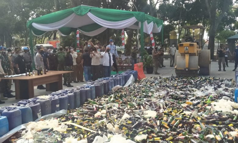 Halaman Kantor Satpol PP Dijadikan Tempat Pemusnahan Miras Halaman Kantor Satpol PP Dijadikan Tempat Pemusnahan Miras