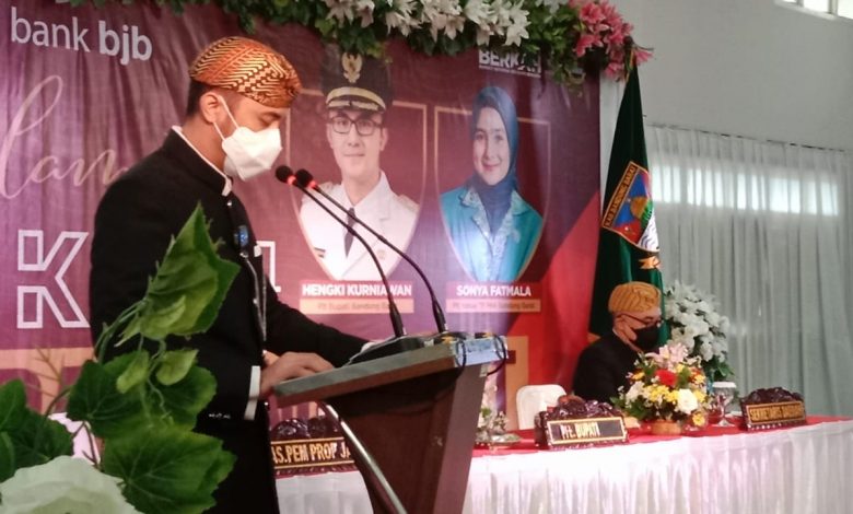 Hengky Kurniawan Lantik Sejumlah Pejabat Hengky Kurniawan Lantik Sejumlah Pejabat
