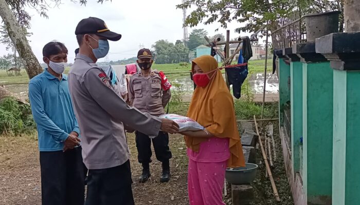 Kapolsek Ciranjang Bagikan Bansos untuk Warga Desa Mekargalih