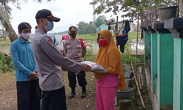 Kapolsek Ciranjang Bagikan Bansos untuk Warga Desa Mekargalih Kapolsek Ciranjang Bagikan Bansos untuk Warga Desa Mekargalih