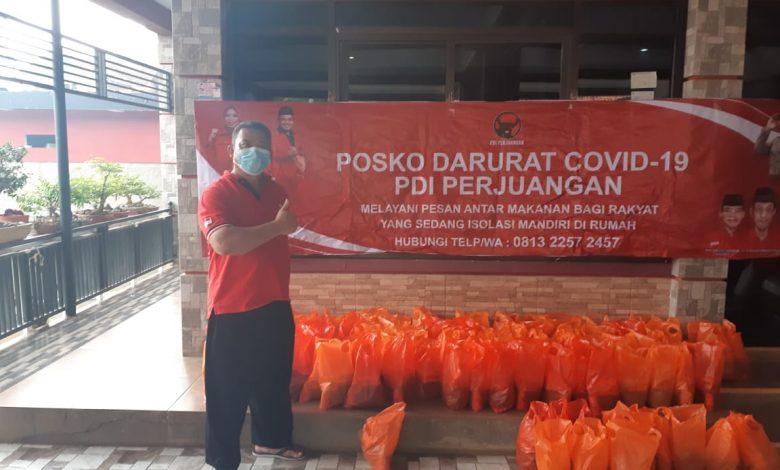 PAC PDI Perjuangan Ibun Berikan Sembako untuk Warga Miskin Ketua PAC PDI Perjuangan Ibun, H. Dadang Hermawan, di PAC PDI Perjuangan Kecamatan Ibun.