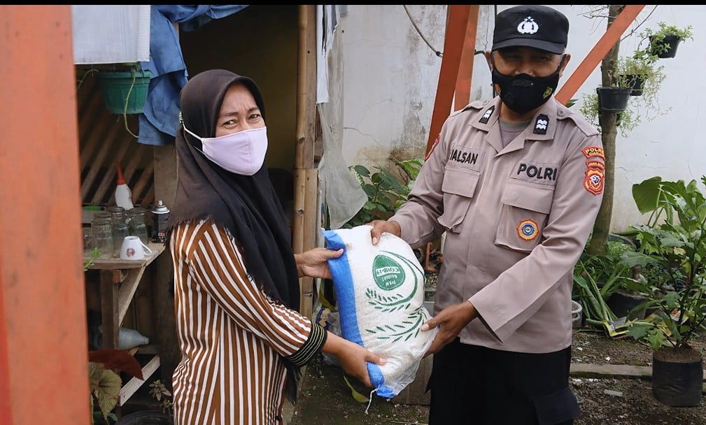 Komunitas Gowes Soldadu Plus Kerja Bareng Polsek Bojongpicung Bakti Sosial Bagikan Paket Sembako 2