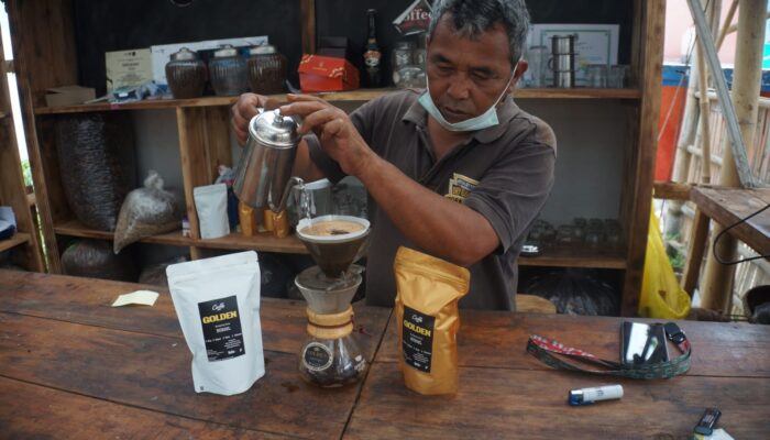 Kopi Mantap Ramuan Tangan Uwa Gondo Patut Dijajal Bro!