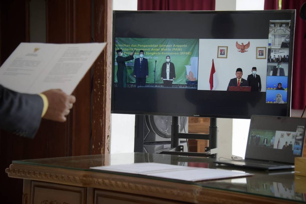 Wakil Gubernur Jawa Barat Uu Ruzhanul Ulum saat melantik anggota BPSK Wilayah secara virtual dari Rumah Singgah Wakil Gubernur, Tasikmalaya, Kamis (12/8/2021).