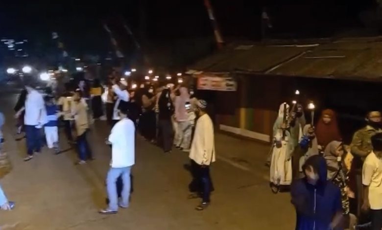 Pawai Obor 1 Muharam di Cianjur Dibubarkan Aparat Desa Pawai Obor 1 Muharam di Cianjur Dibubarkan Aparat Desa