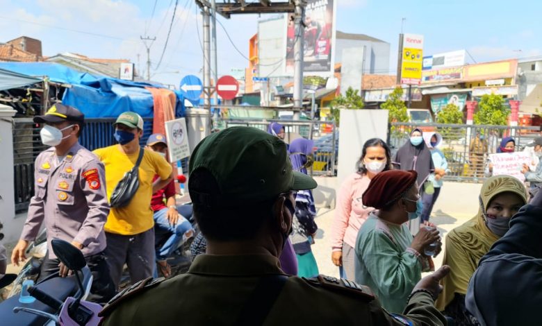 Pedagang Pasar Rakyat Desa Jungjang Sampaikan Aspirasi Pedagang Pasar Rakyat Desa Jungjang Sampaikan Aspirasi