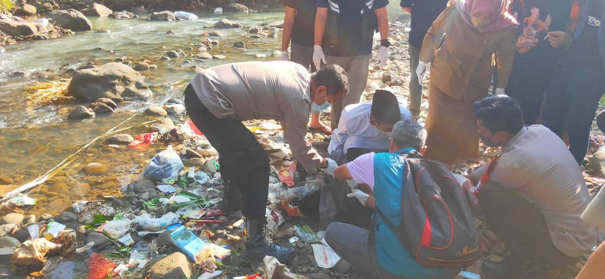 Pemuda Terkapar di Bawah Jembatan Peusar, Diduga Bunuh Diri