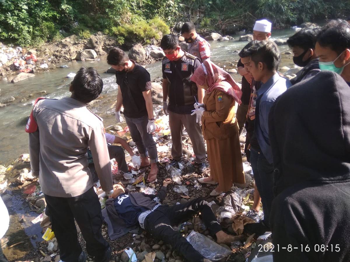 Pemuda Terkapar di Bawah Jembatan Peusar