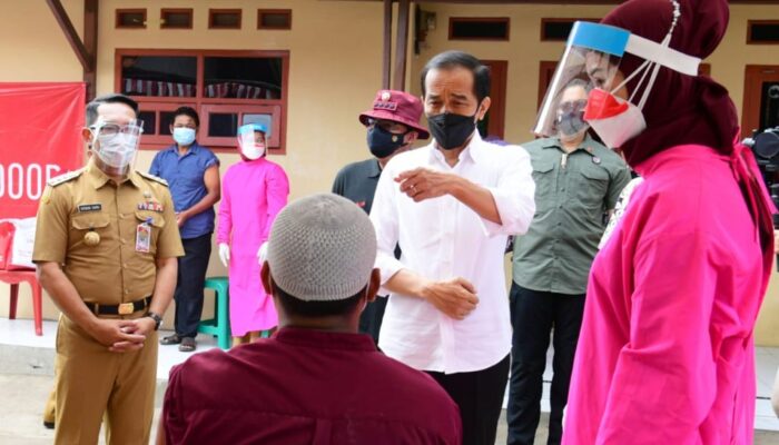 Ridwan Kamil Dampingi Jokowi Vaksinasi Jemput Bola