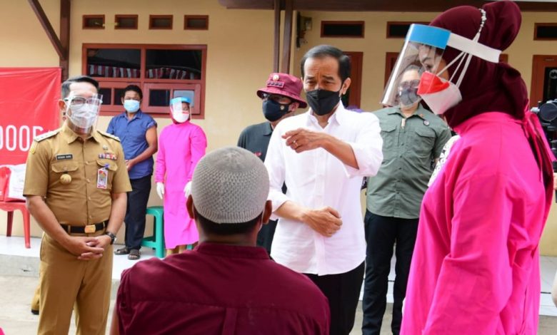 Ridwan Kamil Dampingi Jokowi Vaksinasi Jemput Bola