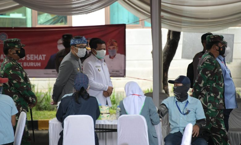 Ridwan Kamil Dampingi Kapolri dan Panglima Tinjau Vaksinasi Massal Buruh Ridwan Kamil Dampingi Kapolri dan Panglima Tinjau Vaksinasi Massal Buruh