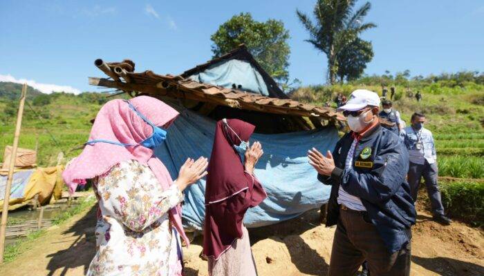 Uu Ruzhanul Serahkan Bantuan Perbaikan Rutilahu di Majalengka