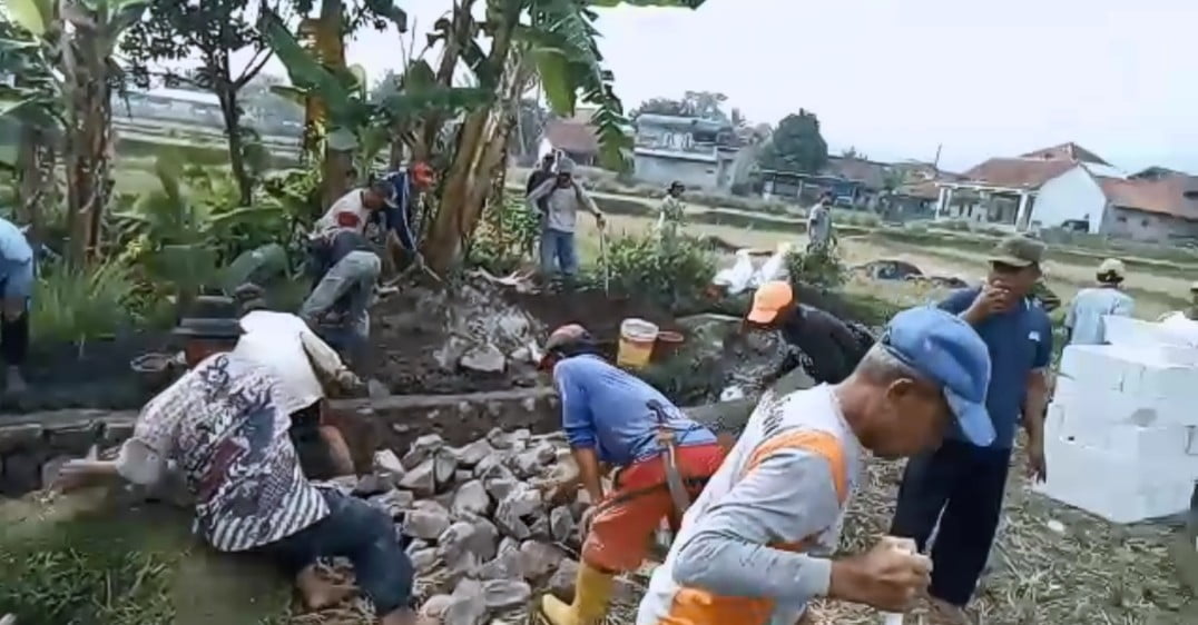 Warga Bojongpicung Gotong Royong Bangun TPT dan Bak Sampah 1