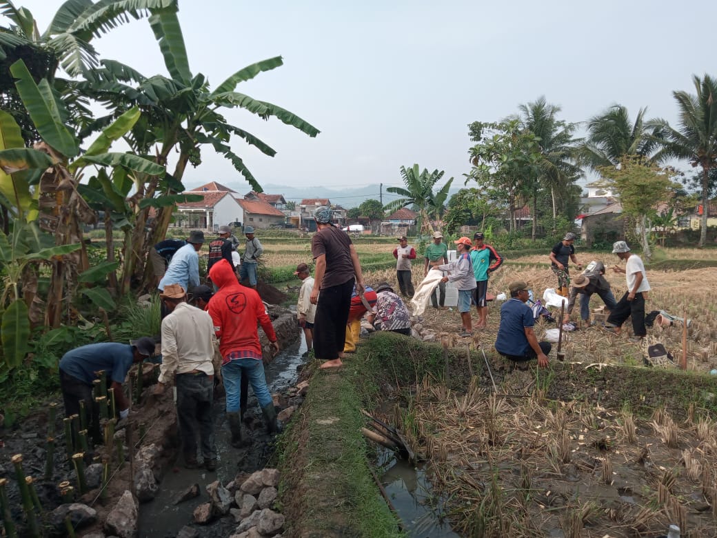 Warga Bojongpicung Gotong Royong Bangun TPT dan Bak Sampah 2