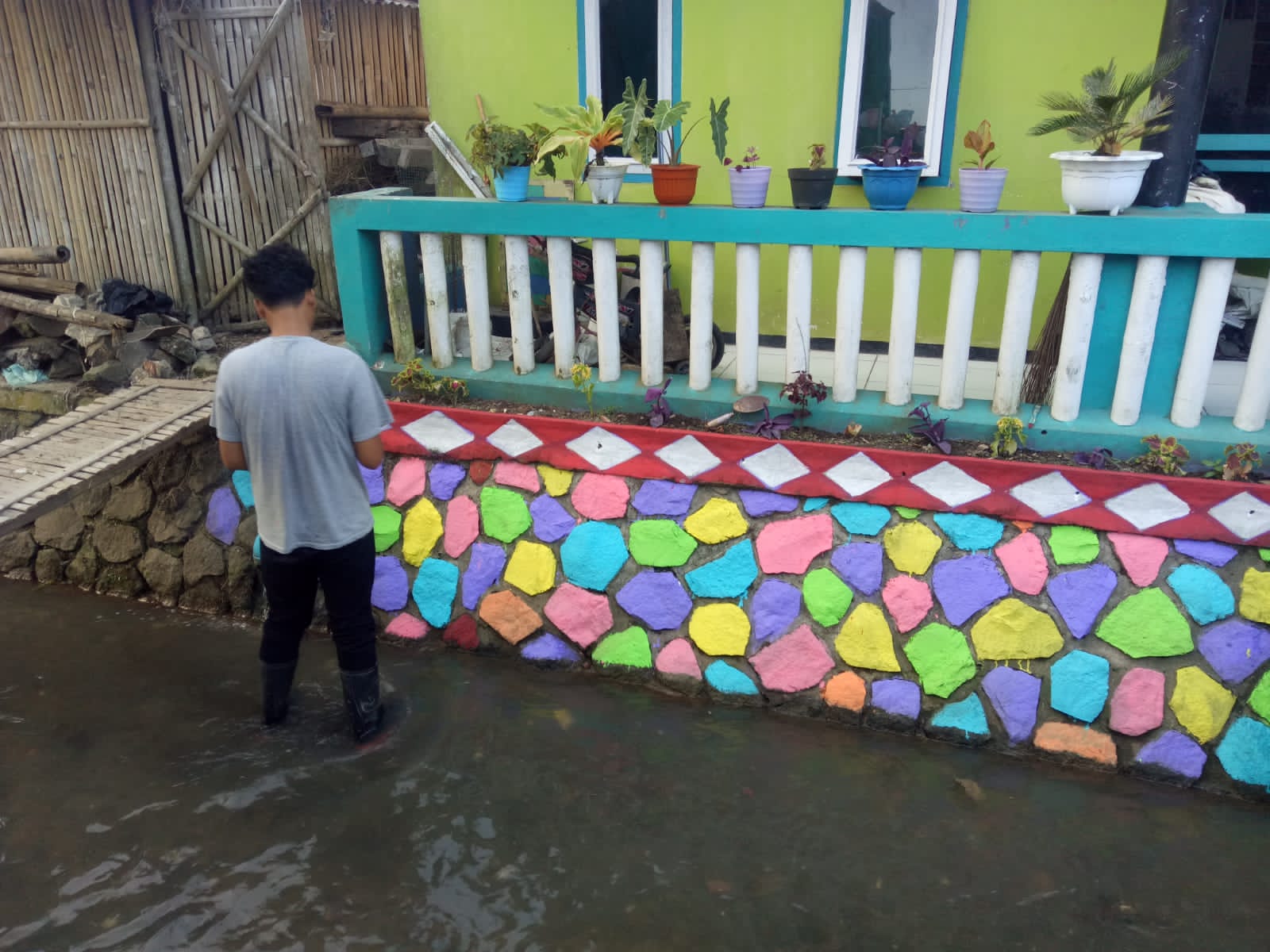 Warga Bojongpicung Sambut HUT RI Gotong Royong Rias Pekampungan