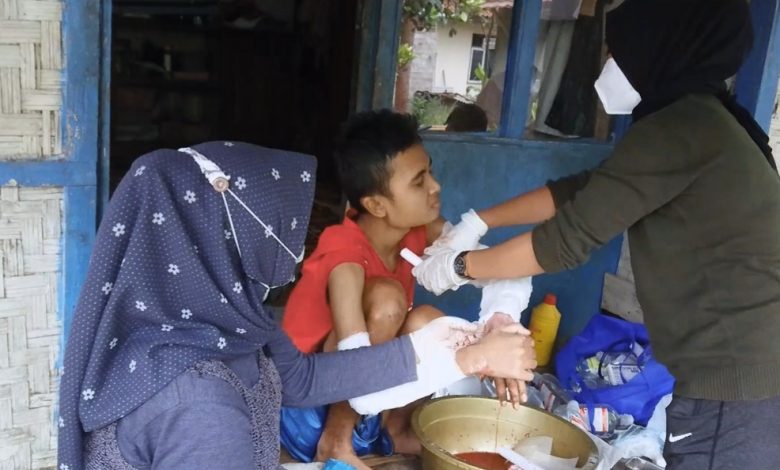 Asep Taupik Hidayat Didatangi Relawan Kemanusiaan Asep Taupik Hidayat Didatangi Relawan Kemanusiaan