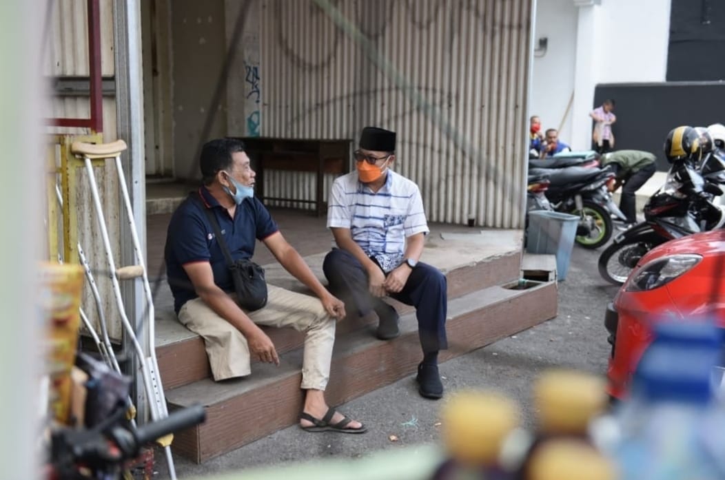 Fahmi Berikan Bantuan kepada Pedagang Keliling