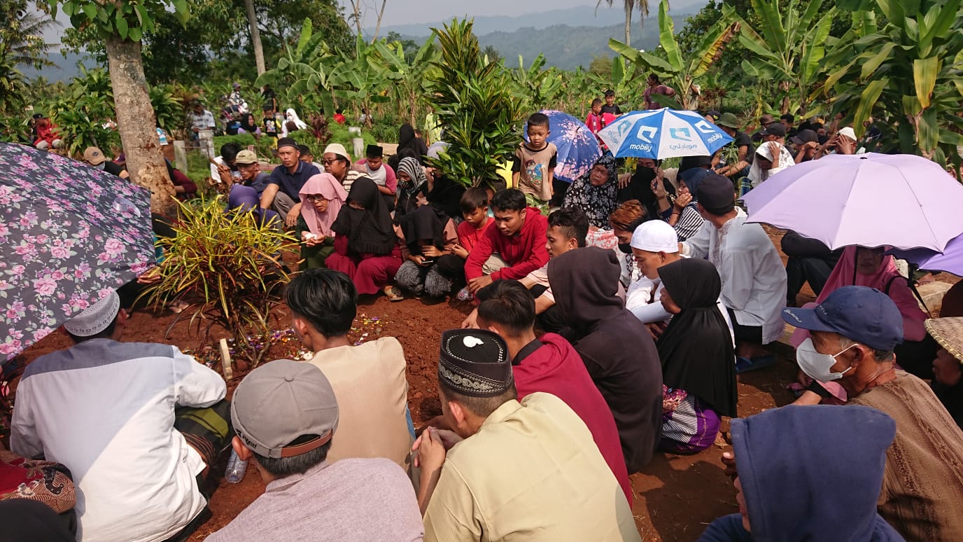 Isak Tangis Keluarga Tetangga Sambut Jasad Korban Pembacokan Cianjur 4