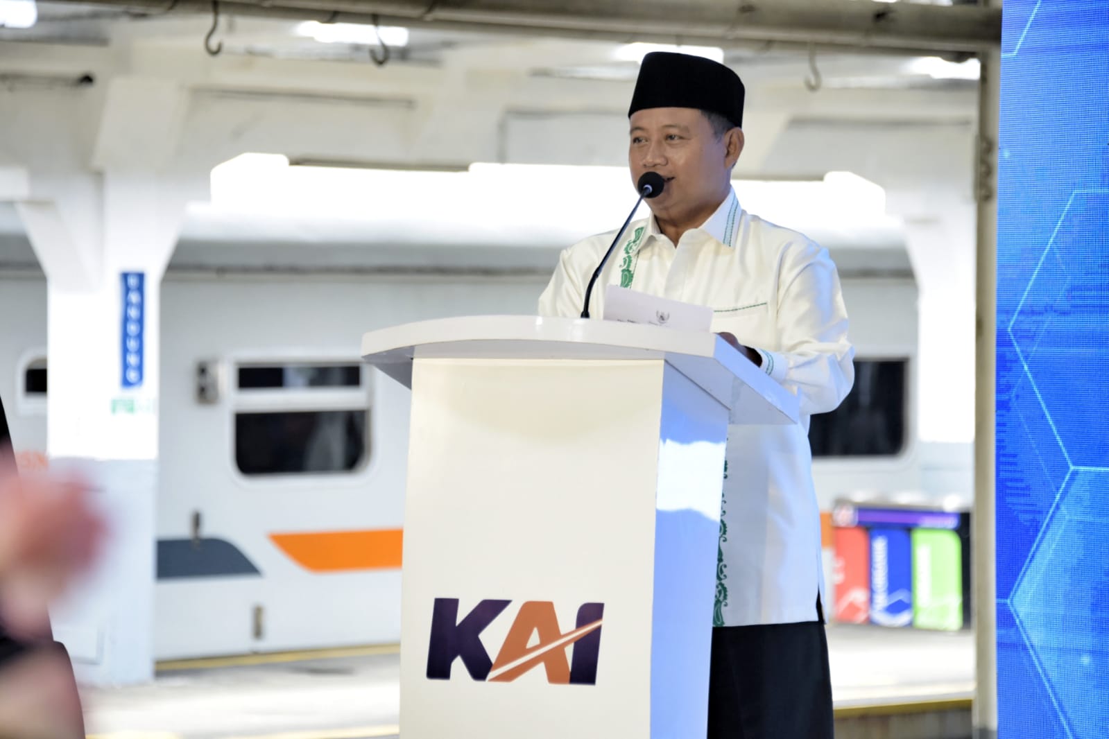 Lebih Irit Naik Kereta Api Dijamin